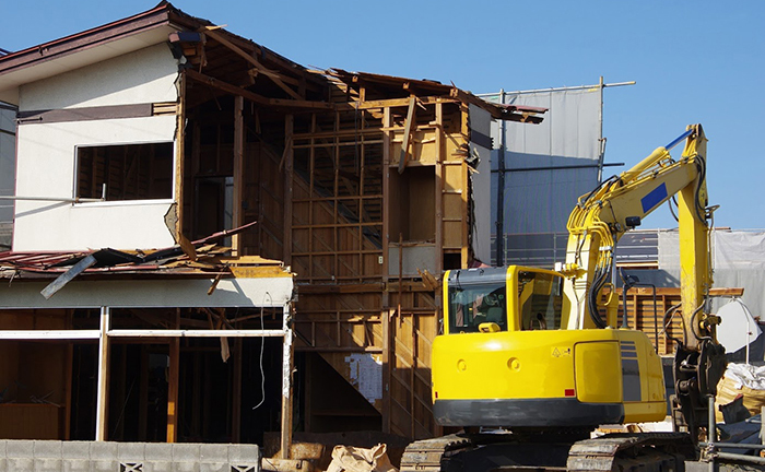木造住宅を解体している黄色い重機